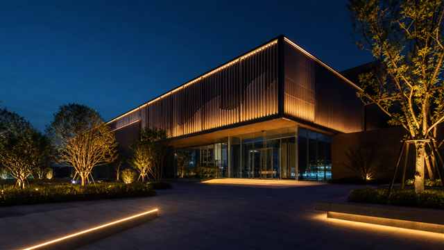Smart architectural lighting system for an urban facility