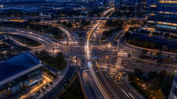 Smart road traffic management at an intelligent city intersection